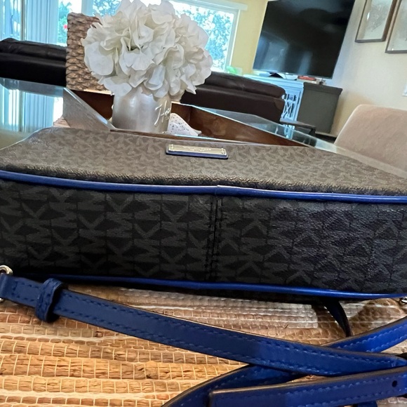 NWOT Michael Kors, Black Logo, Jet Set Camera Shoulder Bag - Picture 11 of 16